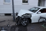 Ein BMW kollidierte am 15. August 2026 in Paderborn mit mehreren Fahrr&auml;dern, zwei Autos und einer Laterne.