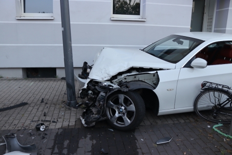 Ein BMW kollidierte am 15. August 2026 in Paderborn mit mehreren Fahrrädern, zwei Autos und einer Laterne.
