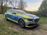 Nach dem schweren Unfall auf der B 64 bei Delbrück sucht die Polizei weiterhin nach Zeugen.