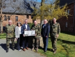Präsentieren die Urkunde zur „Partnerschaft Heimatschutz und Gesamtverteidigung“ zwi- schen Landkreis und Bundeswehr: (v.l.n.r) Oberstleutnant Dude, Bürgermeisterin Eckes, Landrat van der Horst, Brigadegeneral Radmann und Major Knauff