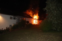 Nach ersten Erkenntnissen war das Feuer zunächst in einem angrenzenden Gartenhaus ausgebrochen.