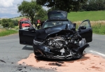 Bei Körbecke im Landkreis Höxter wurden drei Menschen bei einem Verkehrsunfall schwer verletzt.