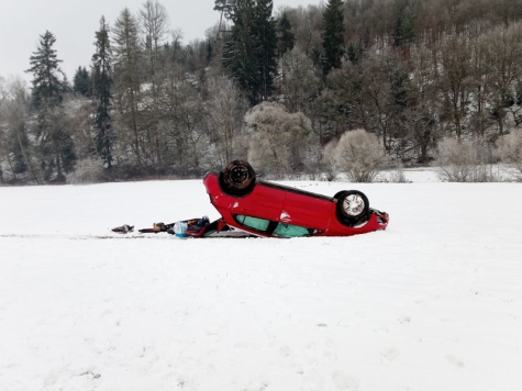 Dieser rote Kleinwagen kam am 13. Januar von der Straße ab und landete im Feld.