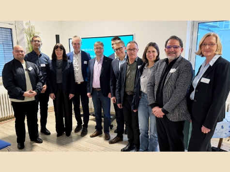 Von links: Chefarzt Yaseen Omar, Atif Elatana, Geschäftsführerin Anne Bülling, Landrat Jürgen van der Horst, Sektionsleiter Dr. med. Wael Marouf, Chefarzt Dr. PD. Mathias Klingele, Transformationsmanager Gerd Brückmann, 1. Stadtrat der Stadt Frankenberg Willi Naumann, Funktionsoberärztin Ursula Delavier, der zukünftige Chefarzt Dr. Mehmet Yiğit, Leitende Oberärztin und kommissarische Leitung der Gynäkologie und Geburtshilfe Gabriele Schalk.