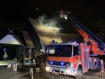 Feuerwehrkräfte bei der Brandbekämpfung in der DLRG-Station in Kassel.