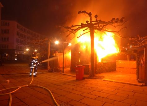 Die Feuerwehr Kassel wurde am 29. Dezember gegen 4.45 Uhr über einen Brand einer Bratwurstbude auf dem Königsplatz in Kassel informiert.