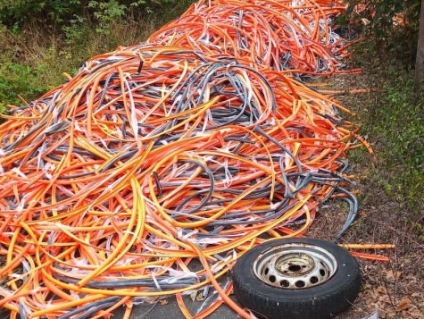 Mehrere Kubikmeter illegal entsorgter Kabelummantelungen auf einem Waldweg bei Dorfitter.