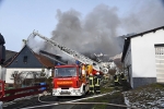 Der Dachstuhl brannte komplett aus, umliegende Häuser konnte die Feuerwehr retten.