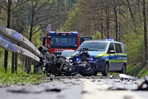 Der Motorradfahrer kollidierte beim Überholvorgang eines Lkw mit zwei Pkw im Gegenverkehr. Der Mann starb noch am Unfallort. 