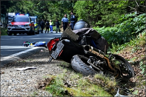 Der Motorradfahre wurde aus der Kurve getragen, kam zu Fall und verletzte sich schwer.