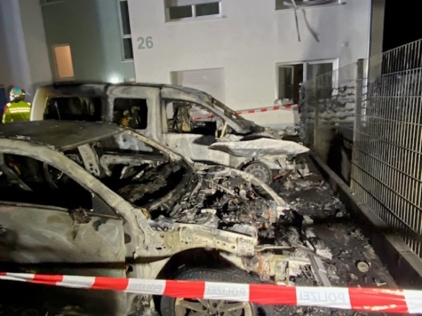 Durch die starke Hitzeentwicklung bei einem PKW-Brand in der Südstadt wurden am 1. Januar 2026 auch Gebäudeteile beschädigt, sodass eine Familie ihr Zuhause verlassen musste.