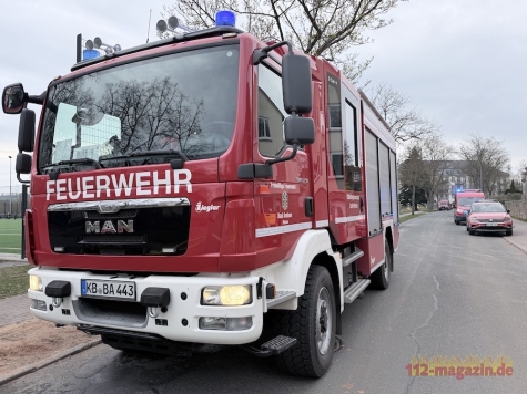 Nach einem größeren Heizölaustritt waren in Neu-Berich zahlreiche Einsatzkräfte in der Emilie-Engelmann-Straße gefordert.