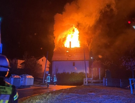 Ein Wohnhaus brannte am 18. April 2021 ab - etwa 70 Einsatzkräfte waren an den Löscharbeiten beteiligt.