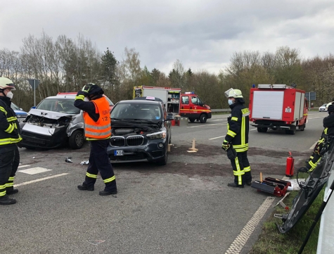 Am 3. Mai kam es auf der Bundesstraße 450 im Bereich des Twistesees zu einem Verkehrsunfall - drei Personen wurden verletzt, zwei Autos mussten mit Totalschaden abgeschleppt werden. 