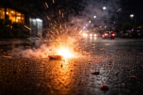In der Paderborner Innenstadt kam es zu einem Polizeieinsatz, nachdem ein Mann illegale Knallkörper gezündet hatte.