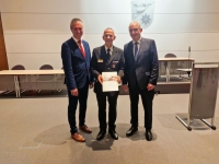 Gerhard Biederbick (Mitte) wurde im Rahmen einer Feierstunde im Korbacher Kreishaus für sein Dienstjubiläum geehrt. Zu den Rednern gehörten auch Landrat Jürgen van der Horst (l.) und der Erste Kreisbeigeordnete des Landkreises Karl-Friedrich Frese.