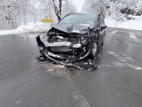 Nicht mehr fahrbereit war der silbergraue Opel nach dem Unfall am 27.01.2026, weshalb ein Abschleppdienst das verunfallte Fahrzeug im Einmündungsbereich zur B 252 bergen musste.
