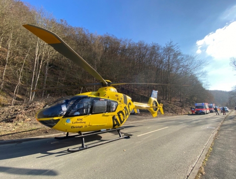 Polizei, Notarzt, Rettungswagenbesatzungen und ein Hunschrauber waren am 28. Februar 2021 in Waldeck-Frankenberg im Einsatz.