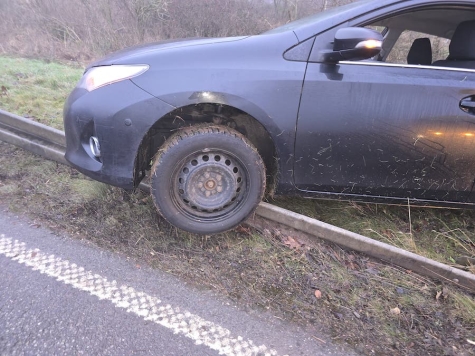 Der Toyota Auris blieb nach dem Unfall auf der Leitplanke hängen.