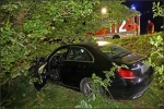 Der Mercedes fuhr in eine Böschung und prallte mehrfach gegen Bäume. Der Fahrer war alkoholisiert. 