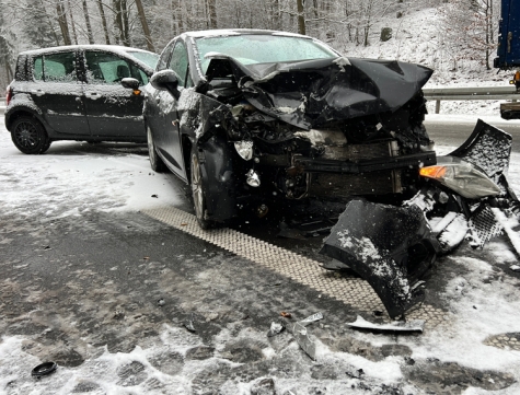 Zwei verletzte Frauen und zwei zerstörte Personenkraftwagen sind das Ergebnis eines Unfalls, der sich am 19. Januar 2023 auf der Bundesstraße 252 ereignet hat.