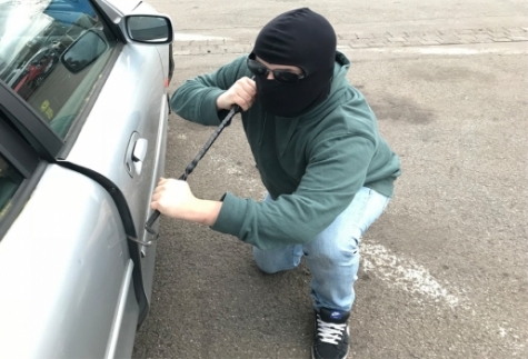 In Hillershausen (Landkreis Waldeck-Frankenberg) wurde ein Auto aufgebrochen.