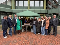 Keine Waffeln, sondern in diesem Jahr Gebratenes für den guten Zweck boten die Auszu-bildenden und Studierenden des Landkreises an, zur Freude von Landrat Jürgen van derHorst, Erstem Kreisbeigeordneten Karl-Friedrich Frese und Sandra Voss, „Ökumenischesambulantes Hospiz Korbach e. V.