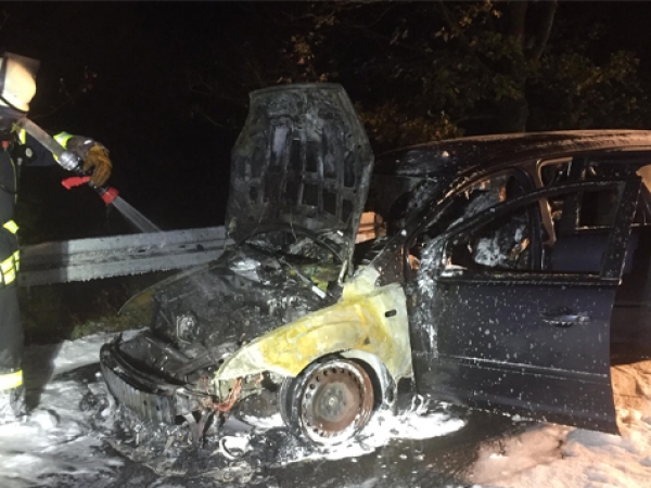 Auf der Autobahn 44 brannte ein Ford Mondeo komplett aus.