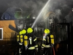 Zwei nicht zugelassene Oldtimer wurden am 17. Februar 2026 durch den Brand in der Halle besch&auml;digt.