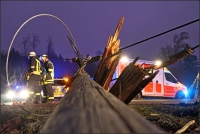 Der Telefonmast brach beim Aufprall ab, der Fahrer des Pkw blieb glücklicherweise unverletzt. 