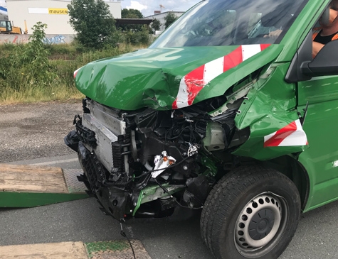 Der Fahrer im grünen VW-Bus übersah am 19. Juli einen Audi A3 auf der Flechtdorfer Straße.