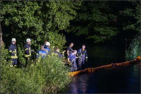 In der Odeborn, in die der Mühlbach einmündet, errichtete die Feuerwehr eine Ölsperre. 