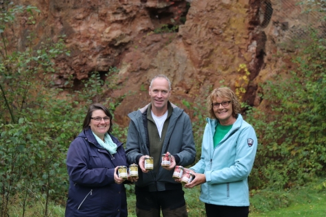 GeoGold und TiefenGlut ergänzen, in „scharfer Handarbeit“ hergestellt, seit kurzem das Senf-Angebot der heimischen Direktvermarktung. Darüber freuen sich Silke Tielke (Nationaler Geopark GrenzWelten), Gerald Tausch aus Altenlotheim (Landwirt und Direktvermarkter) und Dorothea Loth (Fachdienst Ländlicher Raum, Bereich Direktvermarktung).