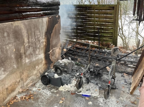 Einsatzkräfte unter Atemschutz bekämpften das Feuer, das von einer brennenden Mülltonne auf einen angrenzenden Schuppen übergegriffen hatte.