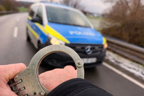 Nach der Flucht des 40-Jährigen auf dem Elektroscooter stießen die Beamten auf einen per Haftbefehl gesuchten Mann.