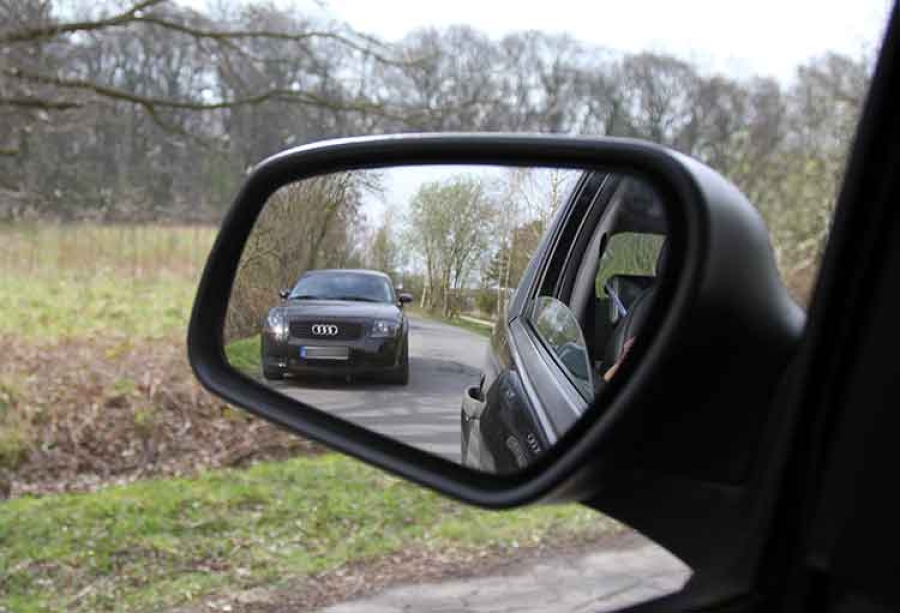 Daimler-Benz in schwarz gesucht - linker Außenspiegel beschädigt