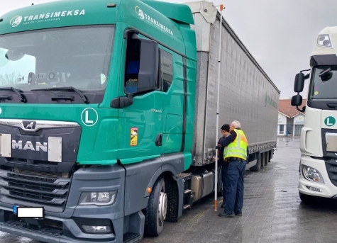 Polizei kontrolliert Lkw und Busse bei ROADPOL-Aktion am SVG-Hof Diemelstadt.