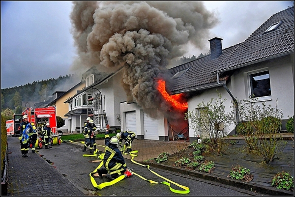 Die Feuerwehr verhinderte mit ihrem schnellen Eingreifen ein Abbrennen eines Wohnhauses.
