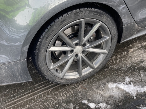 Gezielte Kontrollen im Friedberger Stadtgebiet deckten mehrere Fahrzeuge auf, die trotz winterlicher Witterung ohne die gesetzlich vorgeschriebenen Reifen mit Alpine-Symbol unterwegs waren.