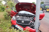 In Steinheim stieß ein Seat am 18. August 2026 zunächst mit einem Traktor und anschließend mit einem Laternenmast zusammen.