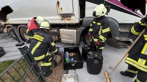 Nach einem aufgerissenen Dieseltank an einem Müllwagen waren am 10. April 2026 mehrere Feuerwehren in Edertal im Umwelteinsatz.