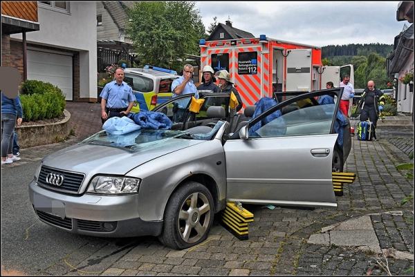 Die Feuerwehr trennte das Dach am Audi ab, umn den Fahrer schonend zu befreien. 