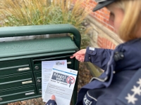 Am 25. Oktober 2025 verteilt das Kommissariat Prävention/Opferschutz im Kreis Paderborn Infoflyer zum Einbruchschutz.