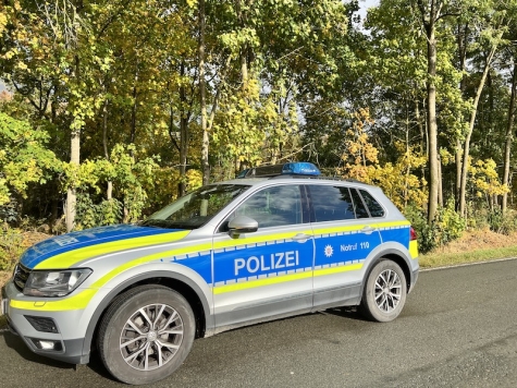 Die Polizei sucht den Verursacher, der den Opel Insignia beschädigt hat.