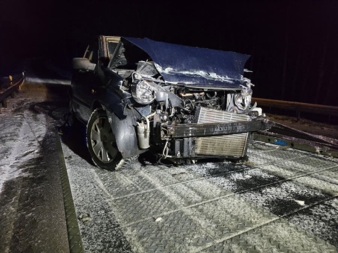 Auf der winterlichen Landauer Straße verlor ein 21-jähriger Fahrer am 3. Januar 2026 die Kontrolle über seinen Ford Fiesta und prallte gegen die Leitplanke.