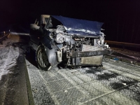 Auf der winterlichen Landauer Straße verlor ein 21-jähriger Fahrer am 3. Januar 2026 die Kontrolle über seinen Ford Fiesta und prallte gegen die Leitplanke.