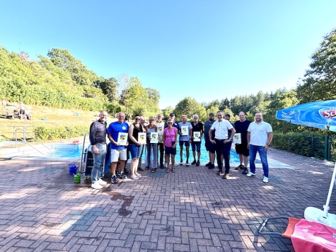 Im Freibad Marienhagen konnten sich die heimischen Schwimmbadvereine über För- derbescheide von jeweils 3.125 € freuen, die Landrat Jürgen van der Horst mit Unter- stützung durch Kreis-Sachbearbeiter Carsten Habermann im Beisein des Vöhler Bürger- meisters Karsten Kalhöfer überreichte.