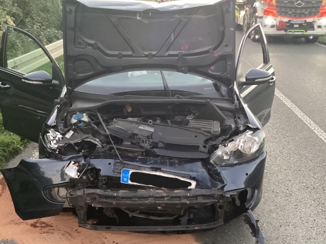 Nach einem Auffahrunfall auf der B 64 rückten Feuerwehr und Rettungsdienst am 22. September 2026 aus.