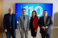 Neu im Amt: Kriminaldirektor Christian Golomb (Zweiter von links) leitet nun die Polizeidirektion Kassel. Leitende Kriminaldirektorin Jenny Breede (Dritte von links) übernimmt die Kriminaldirektion des Polizeipräsidiums Nordhessen. Es gratulieren: Der Leiter der Abteilung Einsatz, Leitender Kriminaldirektor Rainer Neusüß (links), und Nordhessens Polizeipräsident Marco Bärtl (rechts).