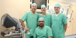 Dr. Martin Schnaubelt (Chefarzt Innere Medizin, von links), Hussein Al-Muddaeai (Chefarzt Allgemein- und Viszeralmedizin, sitzend), Dr. Olaf Sawal (Chefarzt der Asklepios Helenenklinik Bad Wildungen) und Dr. Rolf Lange (Asklepios MVZ Bad Wildungen/ Praxis f&uuml;r Innere Medizin) vor dem Da Vinci-Operationssystem, das bei vielen Eingriffen zum Einsatz kommt.